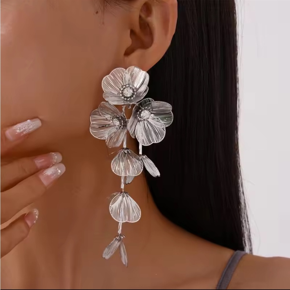 Zara Silver Floral Drop Earrings
Kate Middleton earrings - Picture 2 of 5